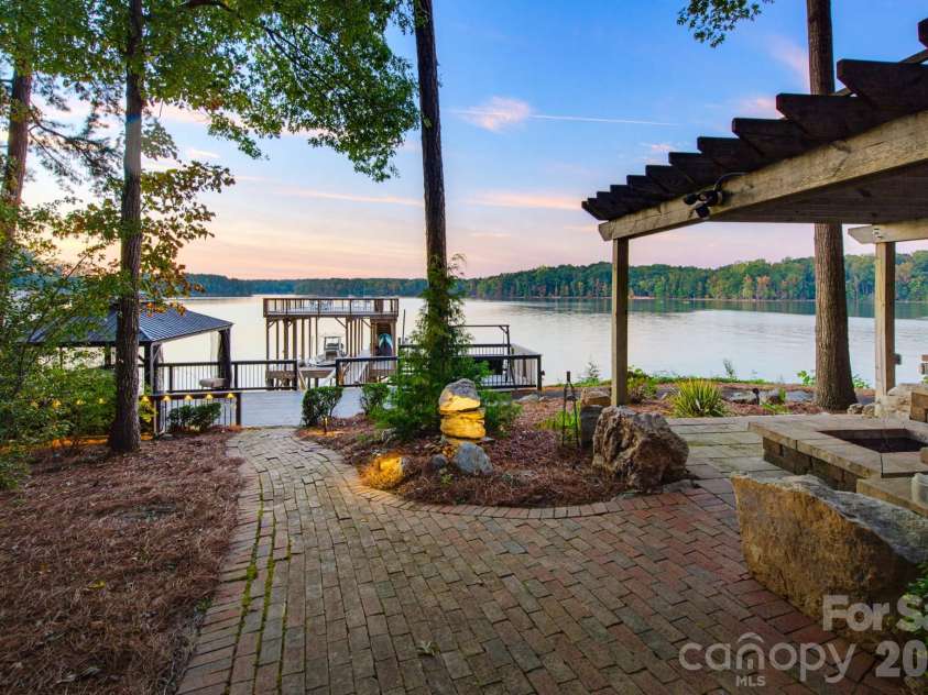 5401 Mountain Point Lane, Charlotte, NC 28216.  MLS# CAR4425572, YatesRealty ID 23753. 