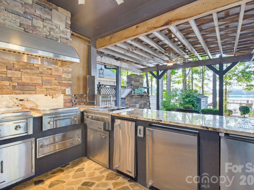 5401 Mountain Point Lane, Charlotte, NC 28216.  MLS# CAR4425572, YatesRealty ID 23753. 