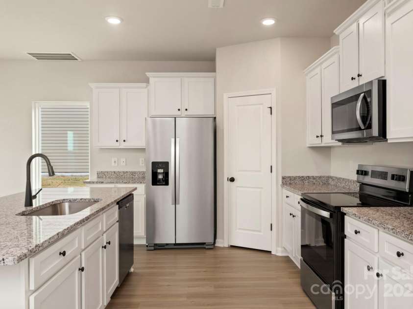 1072 Russell Drive, Winston Salem, NC 27127.  MLS# CAR4273528, YatesRealty ID 23754. 