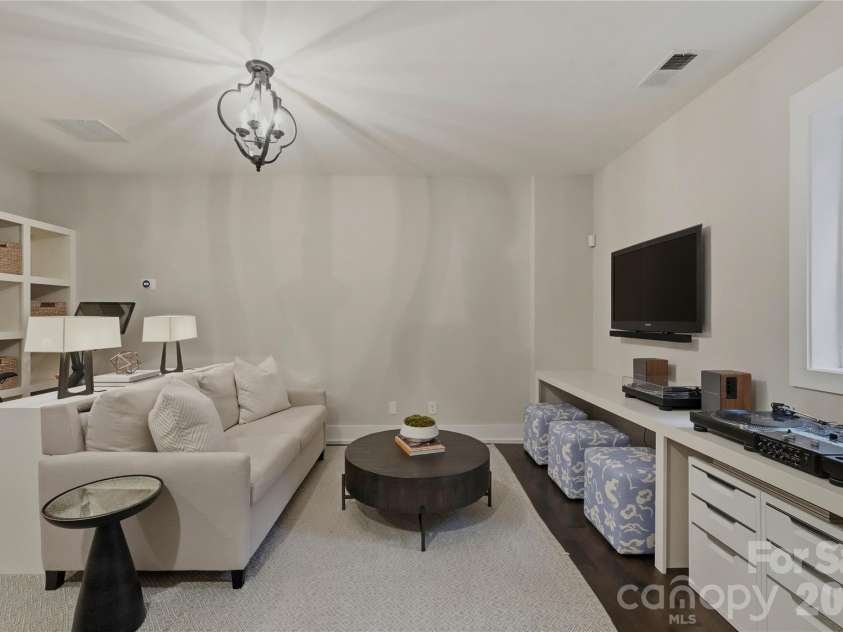 1636 Kenilworth Avenue, Charlotte, NC 28203.  MLS# CAR4391253, YatesRealty ID 23755. 