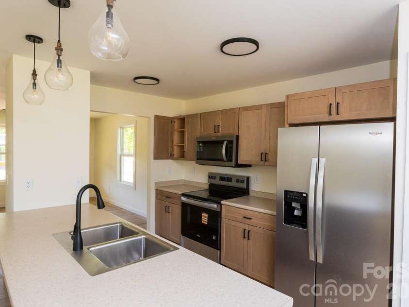 39 Terry Estates Drive, Black Mountain, NC 28711.  MLS# CAR4372396, YatesRealty ID 23756. Bitchin Kitchen