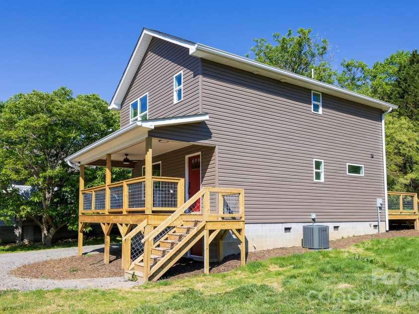 39 Terry Estates Drive, Black Mountain, NC 28711.  MLS# CAR4372396, YatesRealty ID 23756. Right side view
