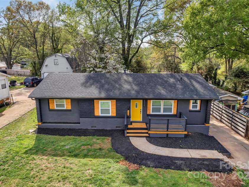 1814 Eastway Drive, Charlotte, NC 28205.  MLS# CAR4239962, YatesRealty ID 23758. Front center