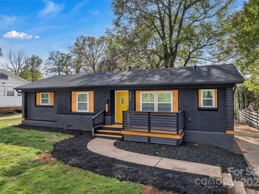 1814 Eastway Drive, Charlotte, NC 28205.  MLS# CAR4239962, YatesRealty ID 23758. Front right