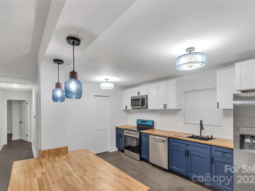 1814 Eastway Drive, Charlotte, NC 28205.  MLS# CAR4239962, YatesRealty ID 23758. Kitchen