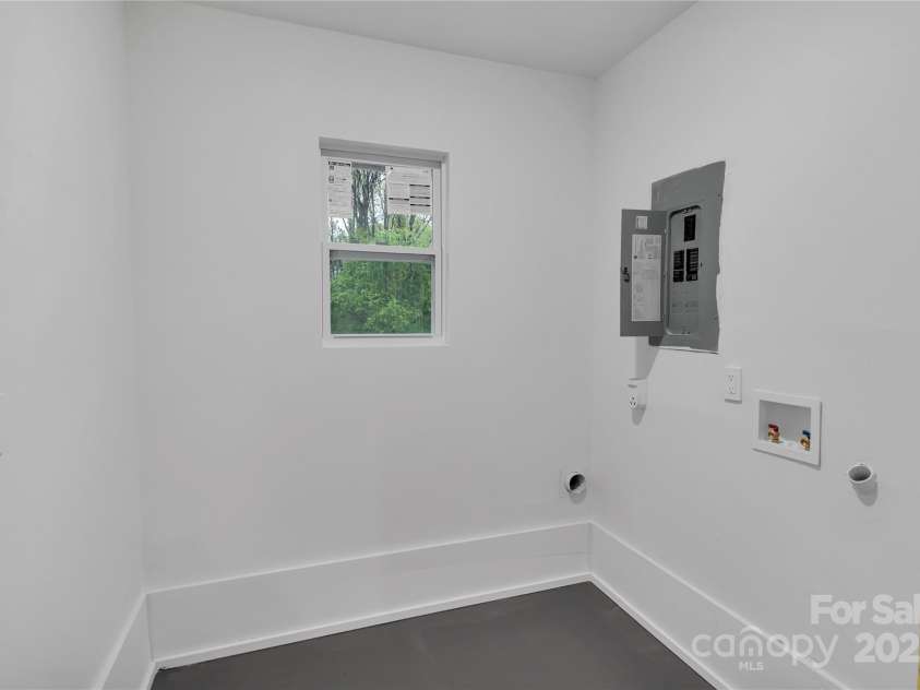 1814 Eastway Drive, Charlotte, NC 28205.  MLS# CAR4239962, YatesRealty ID 23758. Laundry room