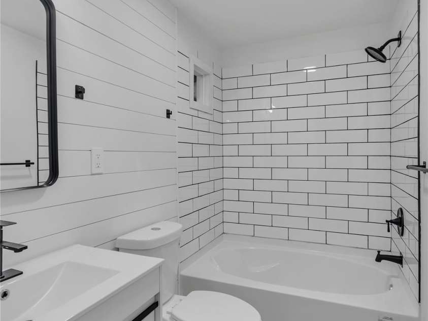 1814 Eastway Drive, Charlotte, NC 28205.  MLS# CAR4239962, YatesRealty ID 23758. Primary bathroom