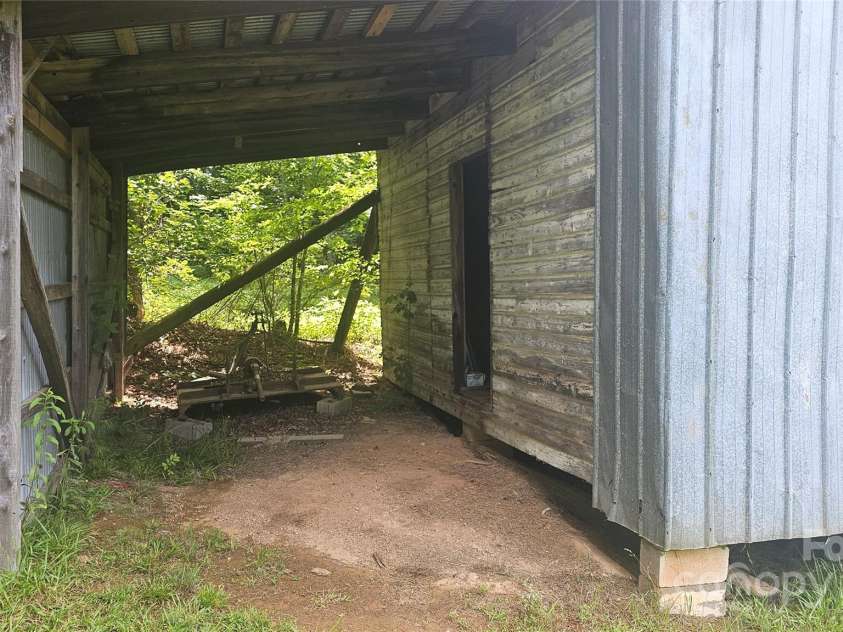 11056 US Highway 52 Highway, Wadesboro, NC 28170.  MLS# CAR4274105, YatesRealty ID 23759. Barn