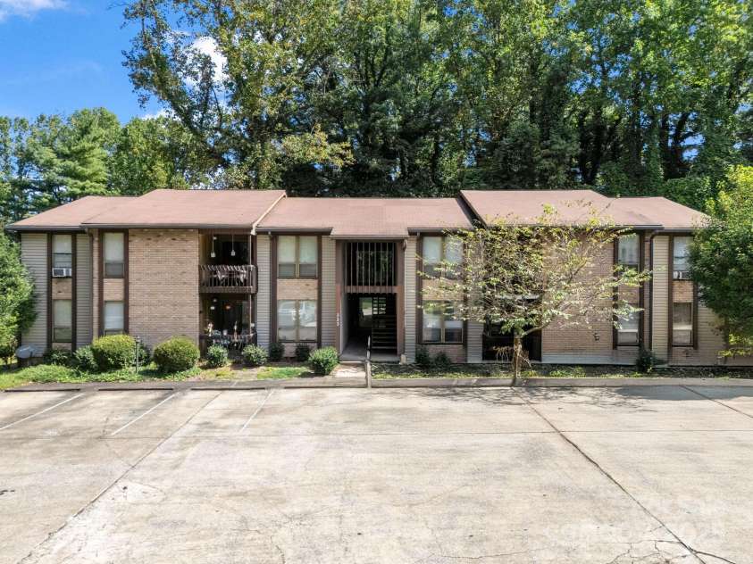 333 Lake Avenue, Hendersonville, NC 28739.  MLS# CAR4305654, YatesRealty ID 2376. 