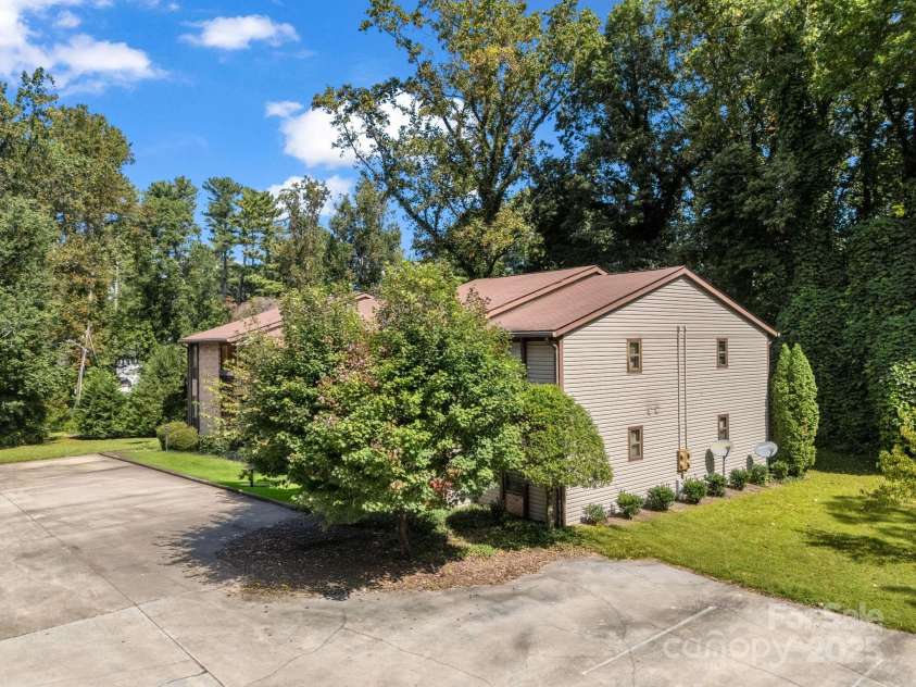 333 Lake Avenue, Hendersonville, NC 28739.  MLS# CAR4305654, YatesRealty ID 2376. 