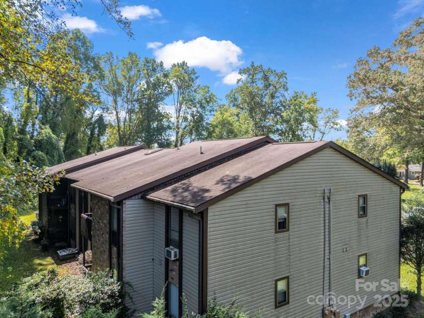 333 Lake Avenue, Hendersonville, NC 28739.  MLS# CAR4305654, YatesRealty ID 2376. 
