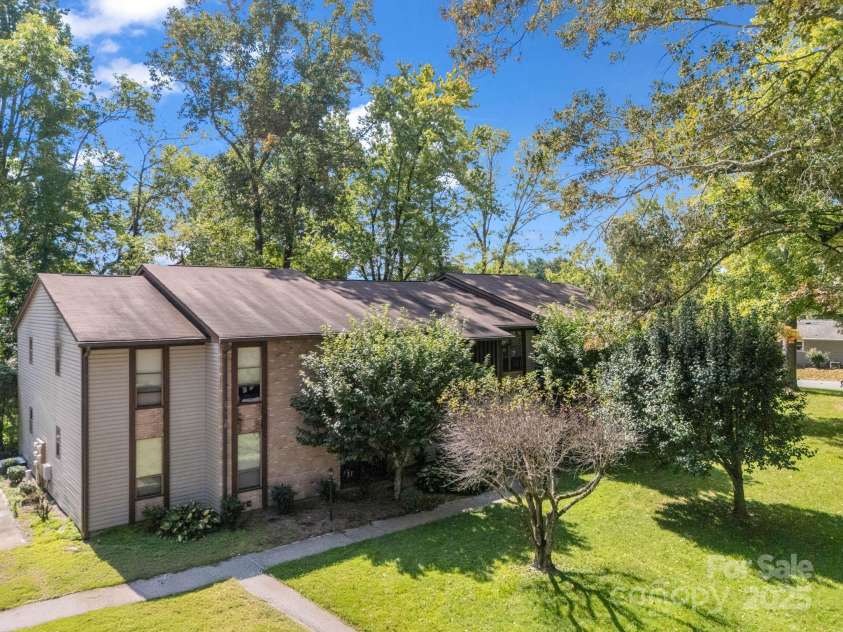 333 Lake Avenue, Hendersonville, NC 28739.  MLS# CAR4305654, YatesRealty ID 2376. 