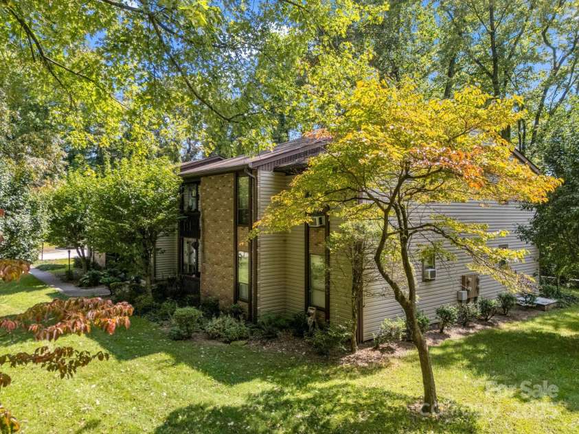 333 Lake Avenue, Hendersonville, NC 28739.  MLS# CAR4305654, YatesRealty ID 2376. 