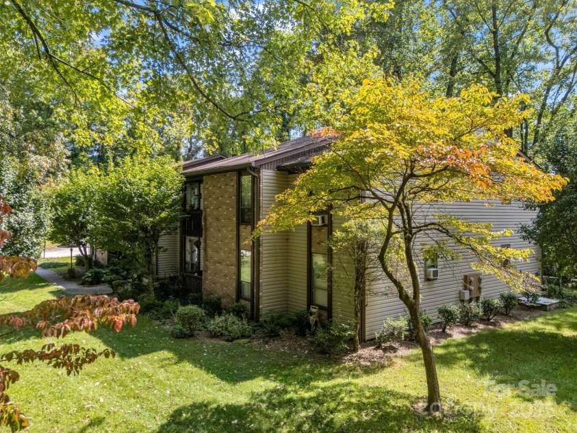 333 Lake Avenue, Hendersonville, NC 28739.  MLS# CAR4305654, YatesRealty ID 2376. 