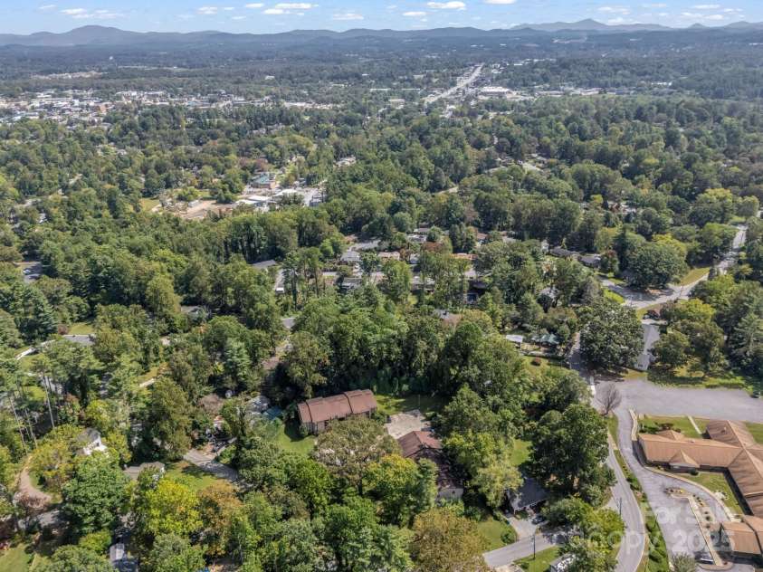 333 Lake Avenue, Hendersonville, NC 28739.  MLS# CAR4305654, YatesRealty ID 2376. 