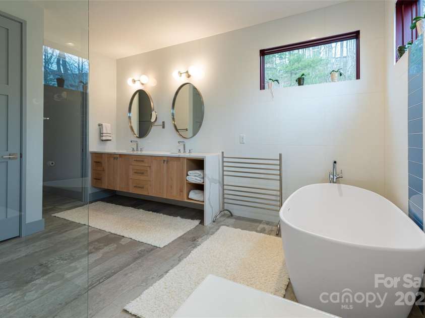 42 Towering Oaks Lane, Asheville, NC 28805.  MLS# CAR4334272, YatesRealty ID 2376. Primary Bath