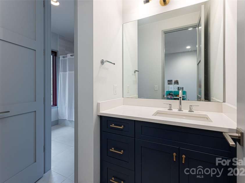 42 Towering Oaks Lane, Asheville, NC 28805.  MLS# CAR4334272, YatesRealty ID 2376. Upstairs Bath 