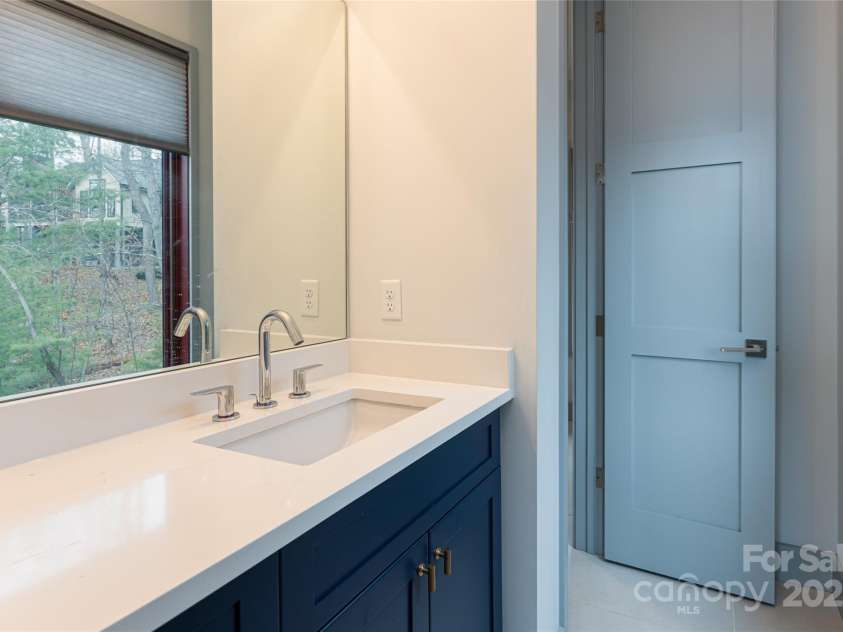 42 Towering Oaks Lane, Asheville, NC 28805.  MLS# CAR4334272, YatesRealty ID 2376. Upstairs Bath 