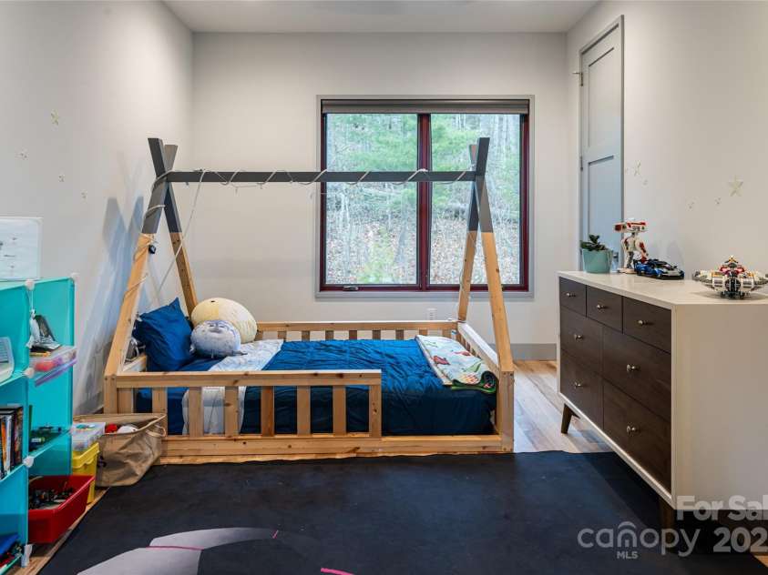 42 Towering Oaks Lane, Asheville, NC 28805.  MLS# CAR4334272, YatesRealty ID 2376. Upstairs Bedroom