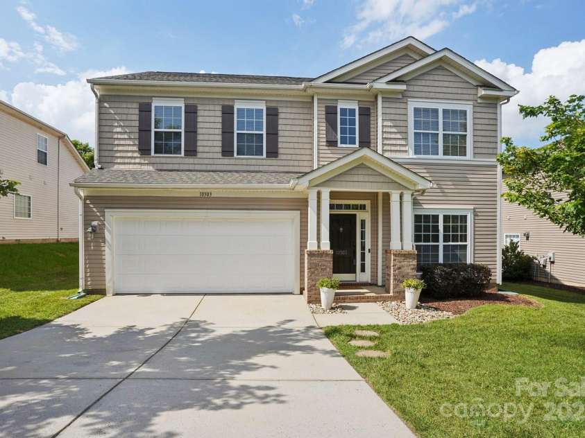 10303 Dominion Village Drive, Charlotte, NC 28269.  MLS# CAR4276725, YatesRealty ID 23760. 