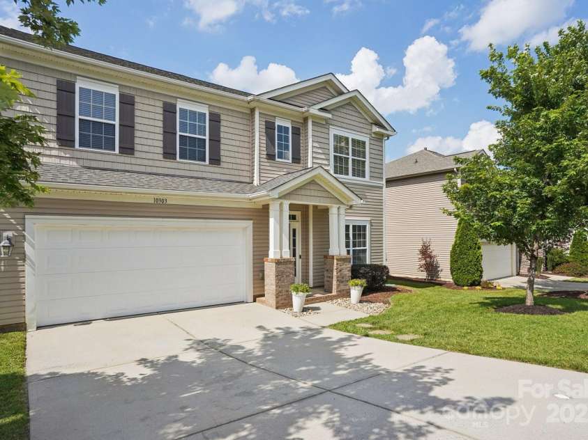 10303 Dominion Village Drive, Charlotte, NC 28269.  MLS# CAR4276725, YatesRealty ID 23760. 