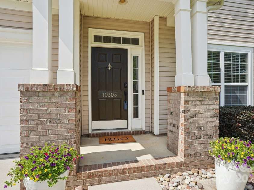 10303 Dominion Village Drive, Charlotte, NC 28269.  MLS# CAR4276725, YatesRealty ID 23760. 