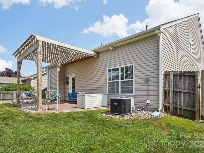 10303 Dominion Village Drive, Charlotte, NC 28269.  MLS# CAR4276725, YatesRealty ID 23760. 