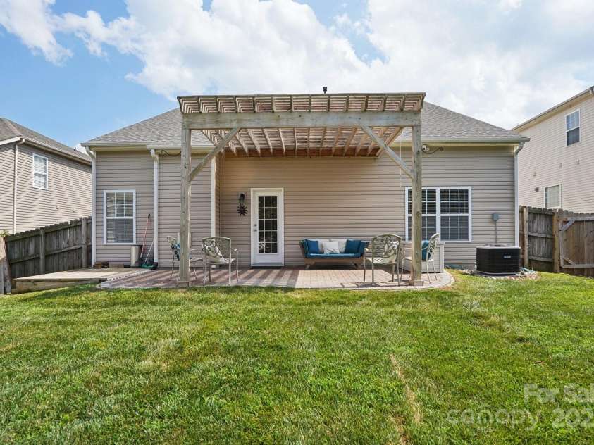 10303 Dominion Village Drive, Charlotte, NC 28269.  MLS# CAR4276725, YatesRealty ID 23760. 