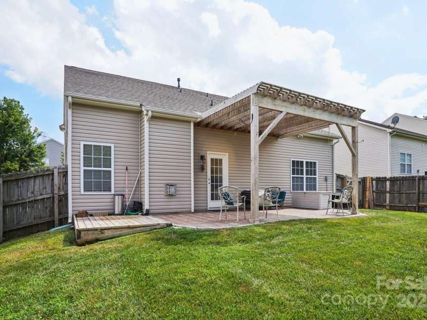 10303 Dominion Village Drive, Charlotte, NC 28269.  MLS# CAR4276725, YatesRealty ID 23760. 