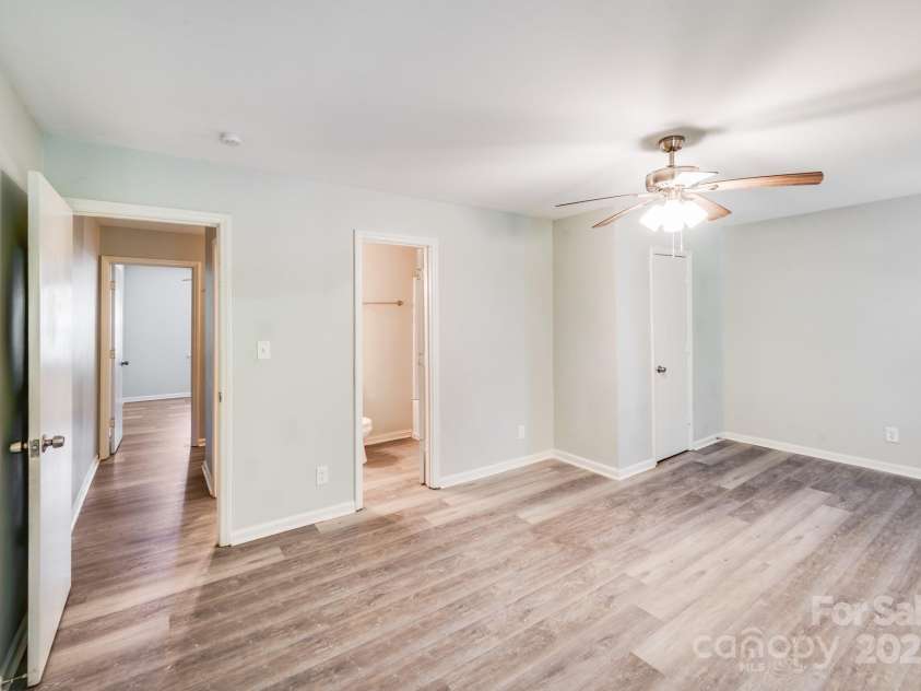 6226 Spanish Oak Road, Charlotte, NC 28227.  MLS# CAR4277406, YatesRealty ID 23762. 