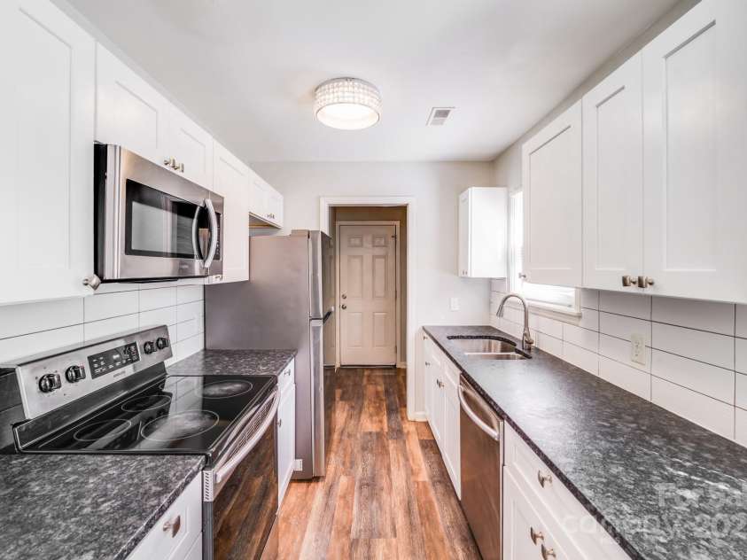 6226 Spanish Oak Road, Charlotte, NC 28227.  MLS# CAR4277406, YatesRealty ID 23762. 