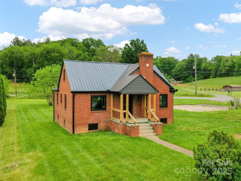 21 Murray Road, Canton, NC 28716.  MLS# CAR4262668, YatesRealty ID 23765. 