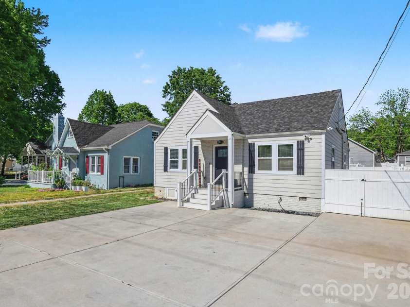 3816 Freedom Drive, Charlotte, NC 28208.  MLS# CAR4376984, YatesRealty ID 23767. 