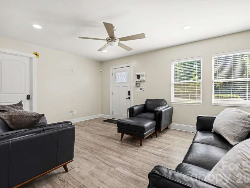 3816 Freedom Drive, Charlotte, NC 28208.  MLS# CAR4376984, YatesRealty ID 23767. 