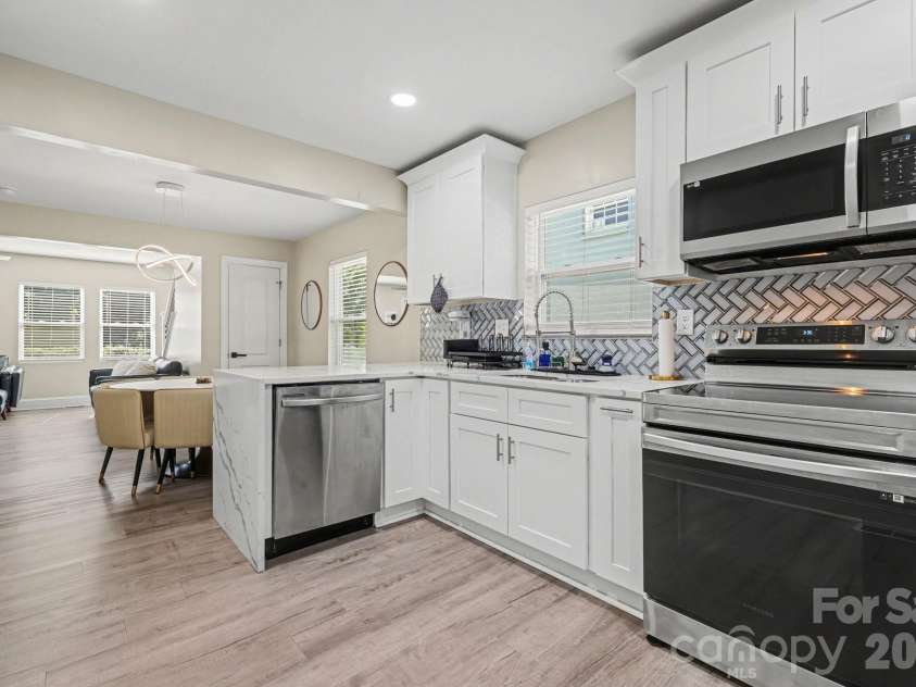3816 Freedom Drive, Charlotte, NC 28208.  MLS# CAR4376984, YatesRealty ID 23767. 