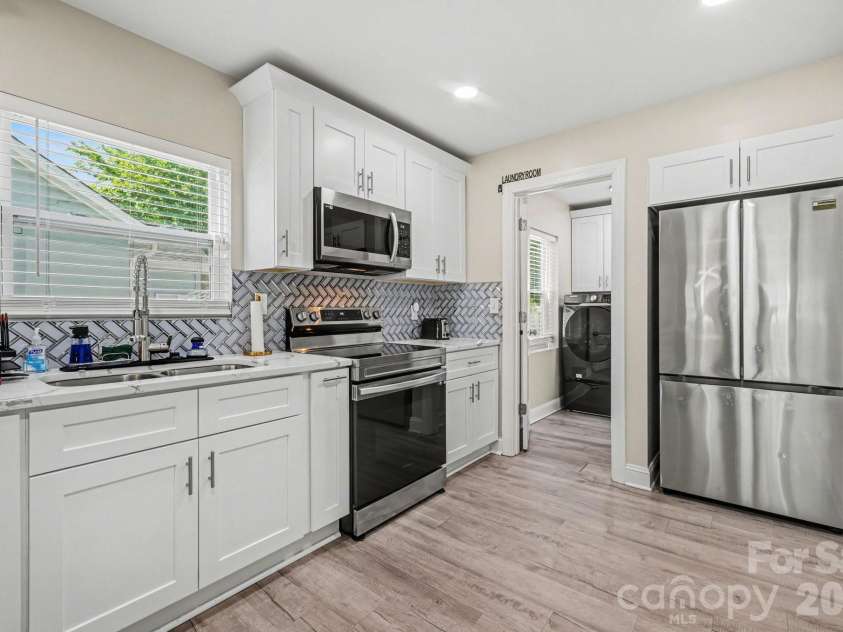 3816 Freedom Drive, Charlotte, NC 28208.  MLS# CAR4376984, YatesRealty ID 23767. 