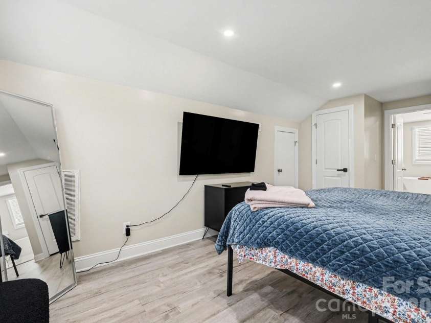 3816 Freedom Drive, Charlotte, NC 28208.  MLS# CAR4376984, YatesRealty ID 23767. 