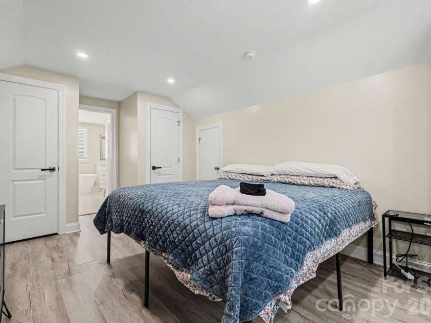 3816 Freedom Drive, Charlotte, NC 28208.  MLS# CAR4376984, YatesRealty ID 23767. 