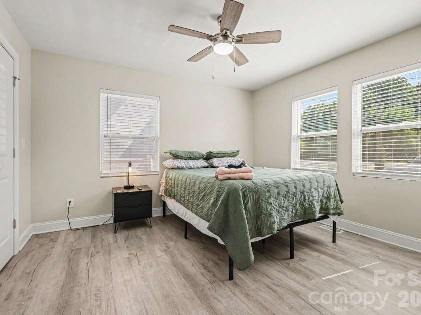 3816 Freedom Drive, Charlotte, NC 28208.  MLS# CAR4376984, YatesRealty ID 23767. 