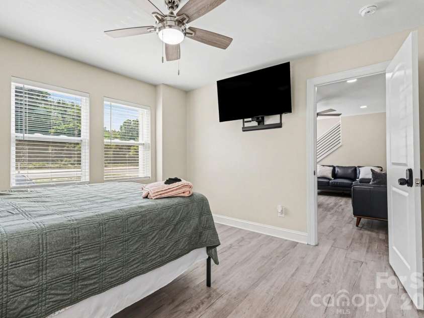 3816 Freedom Drive, Charlotte, NC 28208.  MLS# CAR4376984, YatesRealty ID 23767. 