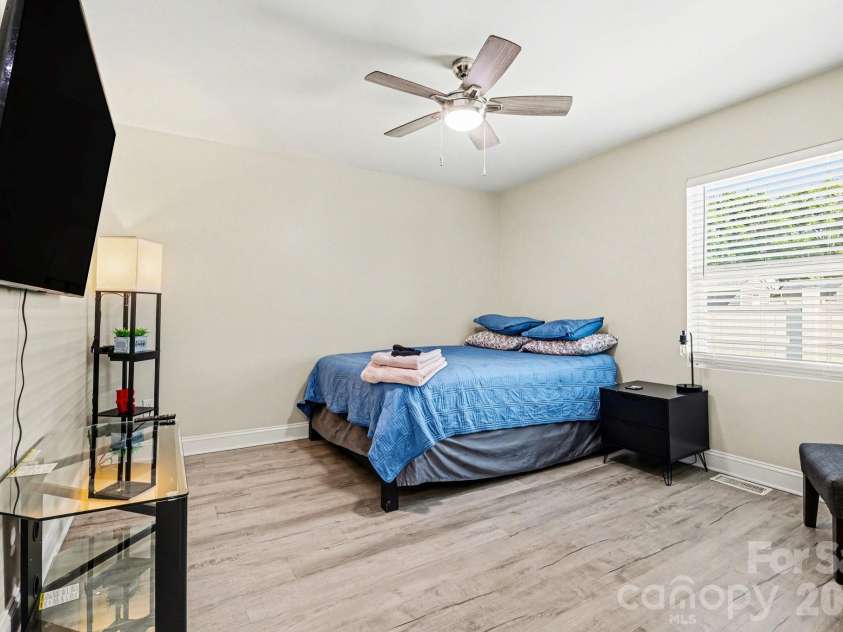 3816 Freedom Drive, Charlotte, NC 28208.  MLS# CAR4376984, YatesRealty ID 23767. 