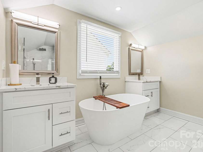 3816 Freedom Drive, Charlotte, NC 28208.  MLS# CAR4376984, YatesRealty ID 23767. 