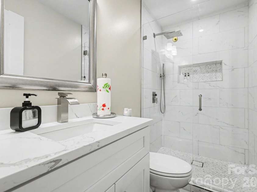 3816 Freedom Drive, Charlotte, NC 28208.  MLS# CAR4376984, YatesRealty ID 23767. 
