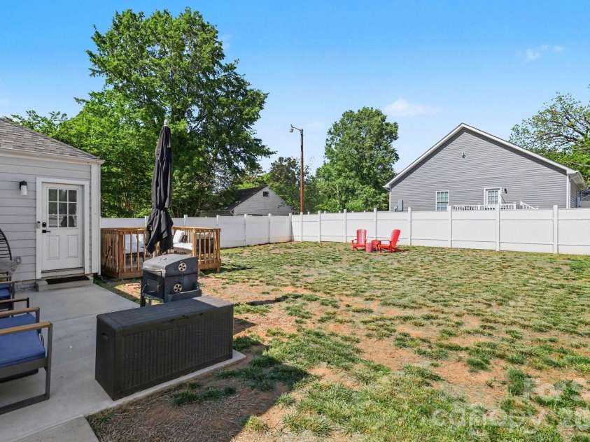 3816 Freedom Drive, Charlotte, NC 28208.  MLS# CAR4376984, YatesRealty ID 23767. 