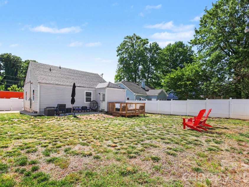 3816 Freedom Drive, Charlotte, NC 28208.  MLS# CAR4376984, YatesRealty ID 23767. 