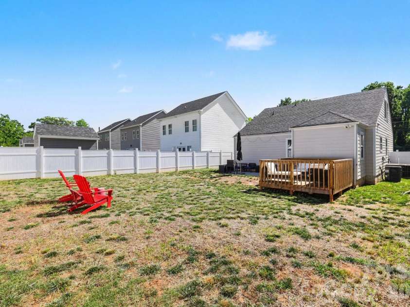 3816 Freedom Drive, Charlotte, NC 28208.  MLS# CAR4376984, YatesRealty ID 23767. 