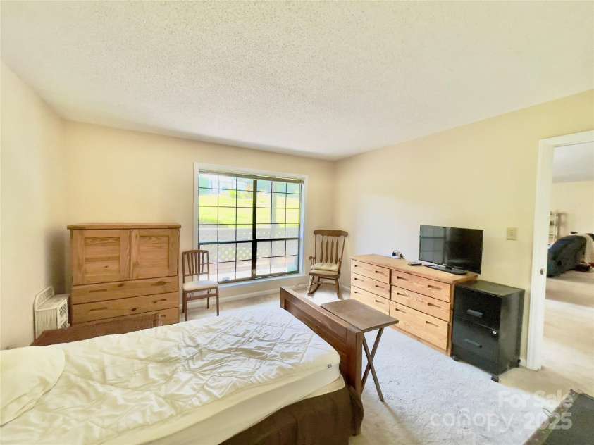 5864 Harris Grove Lane, Charlotte, NC 28212.  MLS# CAR4270397, YatesRealty ID 23768. 