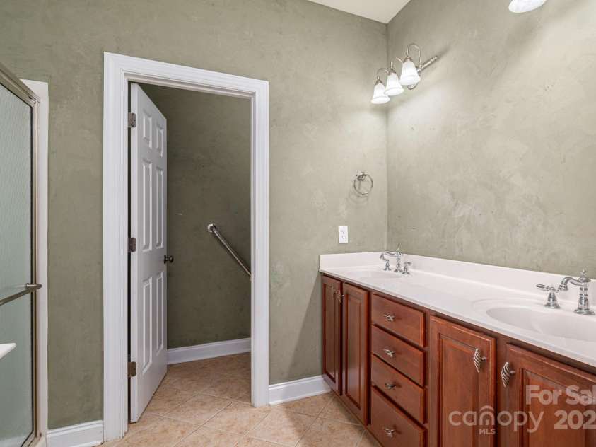 557 Keystone Court, Concord, NC 28027.  MLS# CAR4302108, YatesRealty ID 2377. Primary Bath