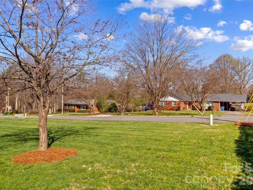 413 Windsor Lane, Statesville, NC 28677.  MLS# CAR4358815, YatesRealty ID 23770. 