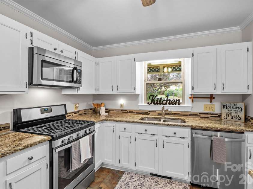 413 Windsor Lane, Statesville, NC 28677.  MLS# CAR4358815, YatesRealty ID 23770. 